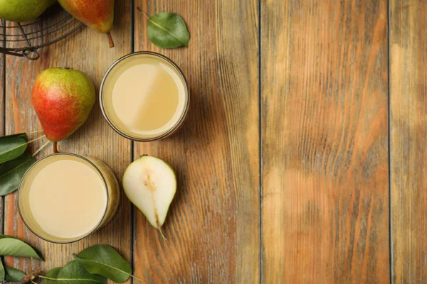 Jus Pir Lezat Buah Buahan Dan Daun Atas Meja Kayu — Stok Foto