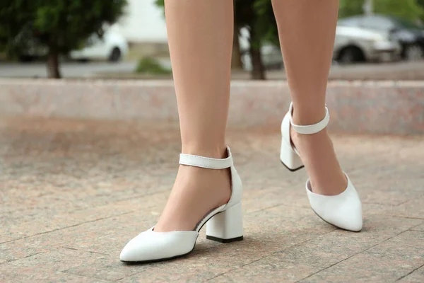 Mulher Vestindo Confortáveis Sapatos Elegantes Livre Close — Fotografia de Stock