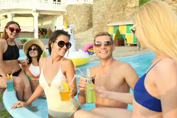 Grupo Personas Felices Con Bebidas Refrescantes Disfrutando Una Divertida Fiesta — Foto de Stock