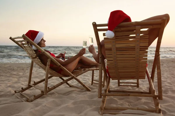 Hermosa Pareja Con Sombreros Santa Claus Bebiendo Champán Juntos Playa — Foto de Stock