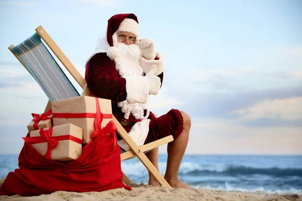 Babbo Natale Con Borsa Regali Rilassante Sedia Sulla Spiaggia Spazio — Foto Stock