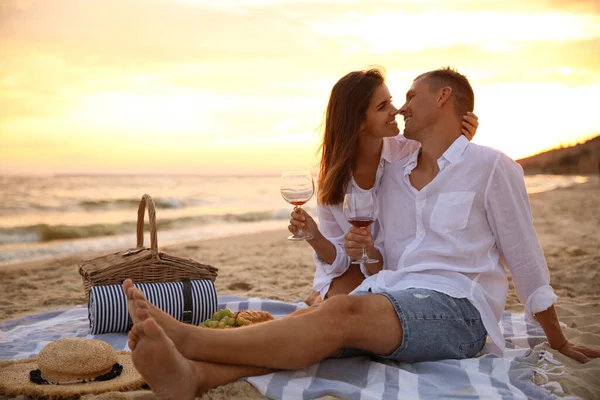 Casal Encantador Fazendo Piquenique Romântico Praia Pôr Sol — Fotografia de Stock