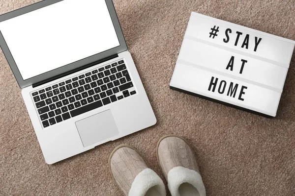 Laptop Hausschuhe Und Leuchtkasten Mit Hashtag Stay Home Auf Weichem — Stockfoto