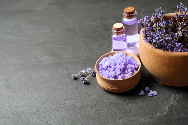 Productos Cosméticos Flores Lavanda Sobre Fondo Gris Oscuro Espacio Para —  Fotos de Stock