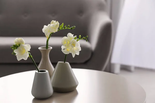 Belles Fleurs Printemps Freesia Sur Table Blanche Dans Chambre — Photo