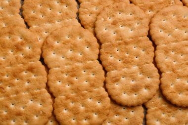 Arka plan olarak pek çok lezzetli kraker, üst görünüm