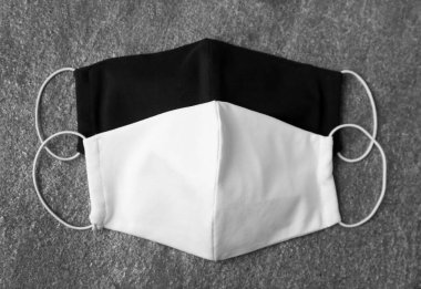 Ev yapımı koruyucu maskeler gri taş masada, düz yatıyordu.