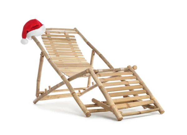 木制的甲板椅和白色背景的圣诞老人帽 圣诞假期 — 图库照片