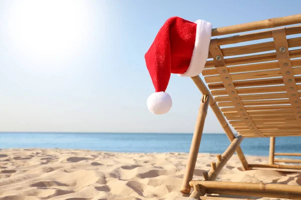 Kumsalda Noel Baba Nın Şapkasıyla Güneşlik Yakın Plan Noel Tatili — Stok fotoğraf