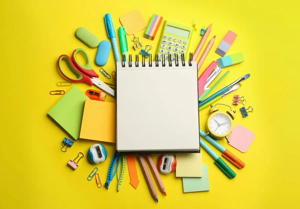 Caderno Branco Artigos Papelaria Escolar Sobre Fundo Amarelo Flat Lay — Fotografia de Stock