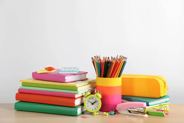 Verschiedene Schulsachen Und Wecker Auf Tisch Vor Weißem Hintergrund Platz — Stockfoto
