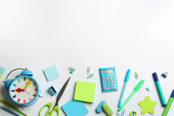 Papelería Escolar Sobre Fondo Blanco Plano Con Espacio Para Texto — Foto de Stock