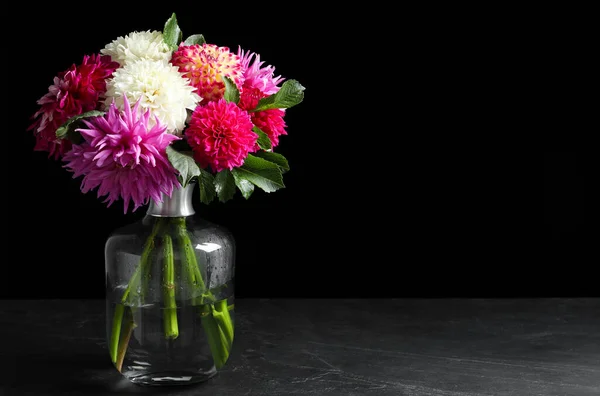 Masadaki Vazoda Siyah Arka Planda Duran Çok Güzel Yıldız Çiçekleri — Stok fotoğraf