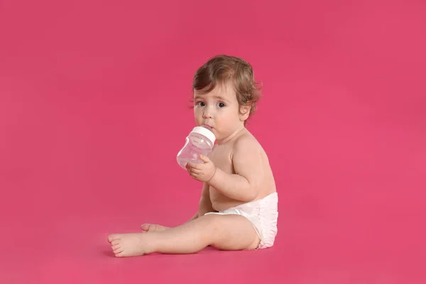 Lindo Bebé Pañal Sobre Fondo Rosa —  Fotos de Stock