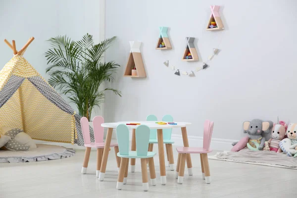 Quarto Infantil Bonito Interior Com Tenda Teepee Pequena Mesa — Fotografia de Stock