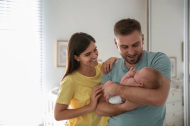 Yeni doğmuş bebekleriyle mutlu bir çift.