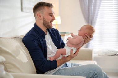 Baba ve yeni doğan oğlu evde.