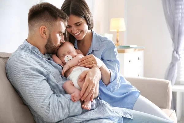 Pareja Feliz Con Bebé Recién Nacido Casa — Foto de Stock