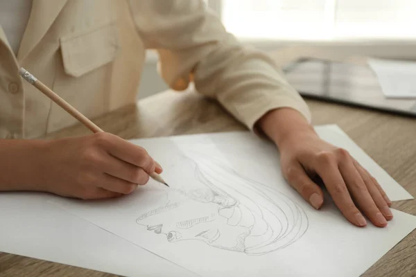 Retrato Mujer Dibujando Niña Con Lápiz Hoja Papel Mesa Madera — Foto de Stock