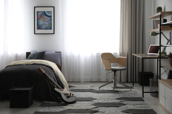 現代のティーネージャーの部屋のインテリアと職場とベッド — ストック写真