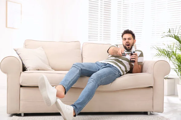 Fauler Junger Mann Vor Dem Fernseher Auf Dem Sofa Hause — Stockfoto