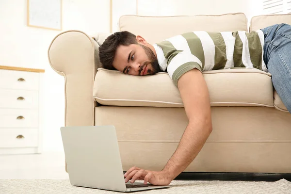 Lata Unga Man Som Använder Laptop När Ligger Soffan Hemma — Stockfoto