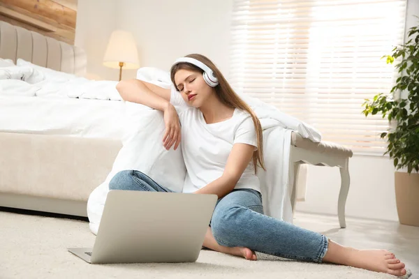 Faule Junge Frau Mit Laptop Und Kopfhörer Schlafzimmer — Stockfoto