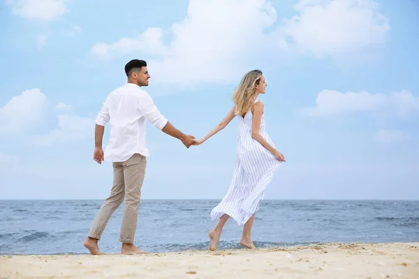 Pareja Feliz Teniendo Romántico Caminar Playa — Foto de Stock