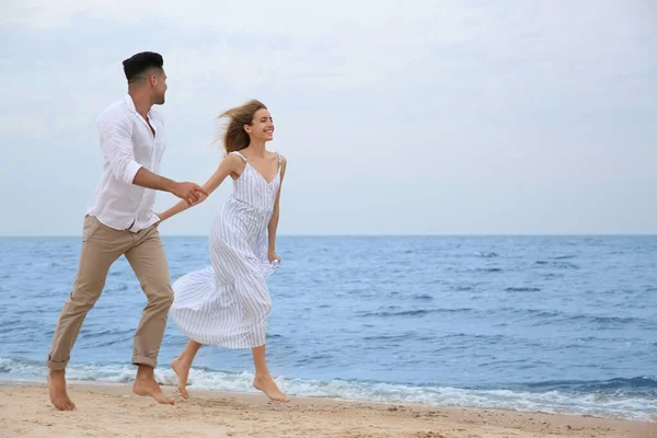 Ευτυχισμένο Ζευγάρι Τρέχει Στην Παραλία Χώρος Για Κείμενο Ρομαντικό Περπάτημα — Φωτογραφία Αρχείου