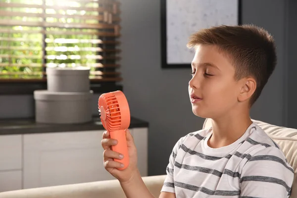 Menino Desfrutando Fluxo Ventilador Portátil Casa Calor Verão — Fotografia de Stock