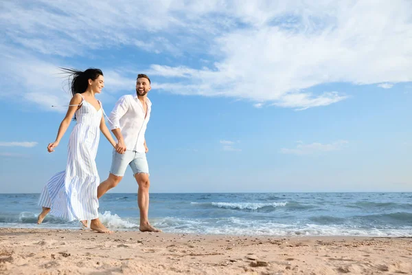 Feliz Jovem Casal Correndo Juntos Praia — Fotografia de Stock