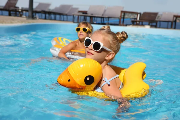 Glückliche Kinder Mit Aufblasbaren Ringen Freibad Sonnigem Sommertag — Stockfoto
