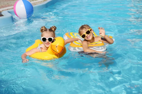 Glückliche Kinder Mit Aufblasbaren Ringen Freibad Sonnigem Sommertag — Stockfoto