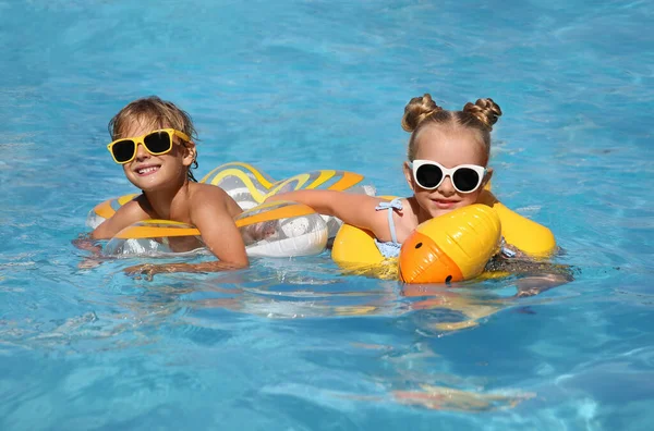 Gelukkige Kinderen Met Opblaasbare Ringen Het Buitenzwembad Zonnige Zomerdag — Stockfoto