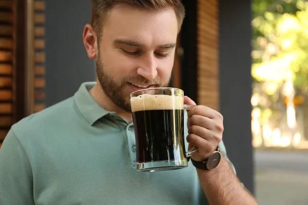 Snygg Man Med Kall Kvass Utomhus Traditionell Rysk Sommardryck — Stockfoto