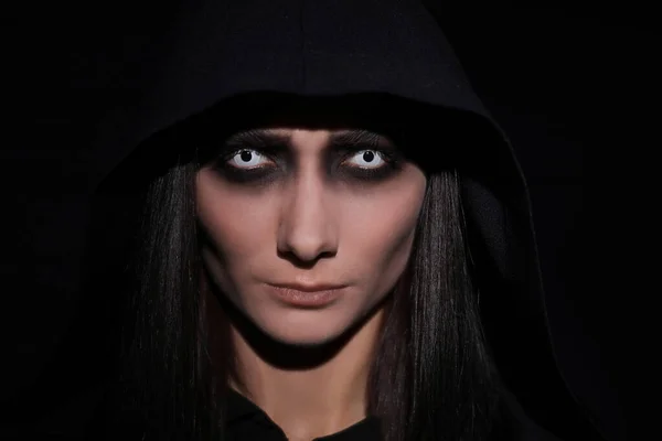 Geheimnisvolle Hexe Mit Gespenstischen Augen Auf Schwarzem Hintergrund — Stockfoto