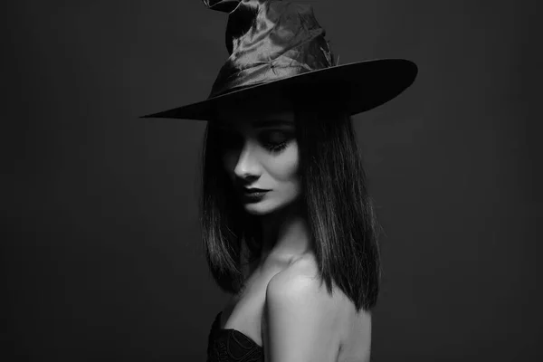 Misteriosa Bruja Con Sombrero Sobre Fondo Oscuro Efecto Blanco Negro — Foto de Stock