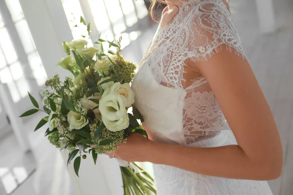 Braut Wunderschönen Brautkleid Mit Blumenstrauß Drinnen Nahaufnahme — Stockfoto
