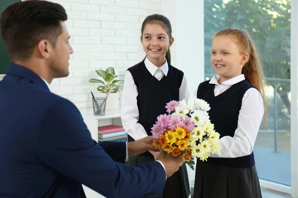 Školačky Blahopřejí Svému Pedagogovi Kyticí Třídě Den Učitelů — Stock fotografie