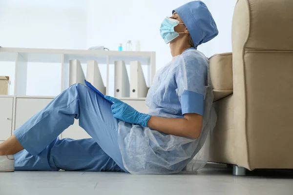 Doctor Agotado Sentado Suelo Estrés Los Trabajadores Sanitarios Durante Pandemia — Foto de Stock