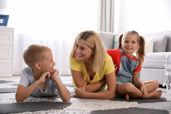 Felice Madre Con Suoi Figli Sul Pavimento Casa — Foto Stock