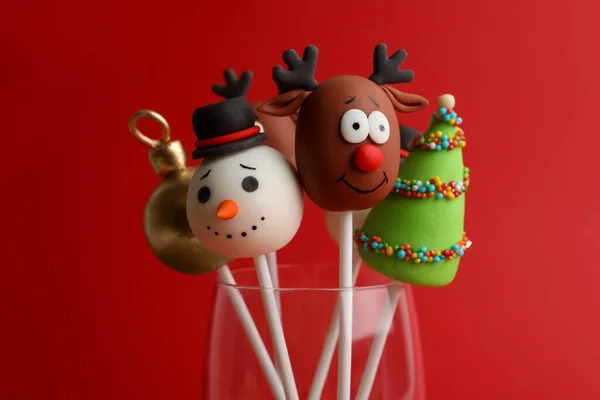 Köstliche Weihnachts Themen Cake Pops Auf Rotem Hintergrund Nahaufnahme — Stockfoto