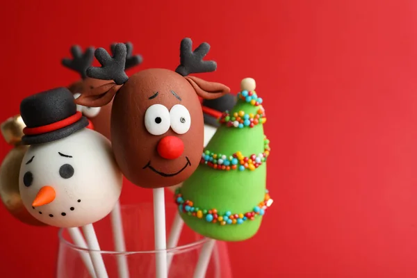 Köstliche Weihnachts Themen Cake Pops Auf Rotem Hintergrund Nahaufnahme — Stockfoto