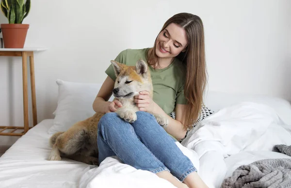 Gelukkig Vrouw Met Haar Schattig Akita Inu Puppy Thuis — Stockfoto