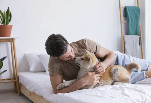Gelukkig Man Met Zijn Schattige Akita Inu Puppy Thuis — Stockfoto