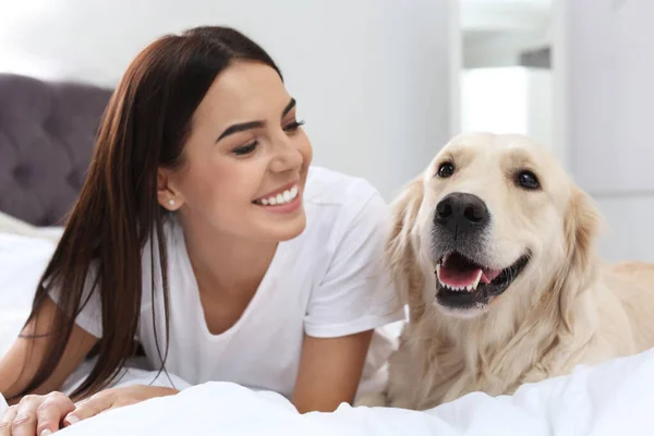 快乐的女人和她可爱的宠物狗在家里 — 图库照片