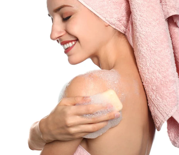 年轻女子用白色背景的肥皂棒清洗身体 — 图库照片