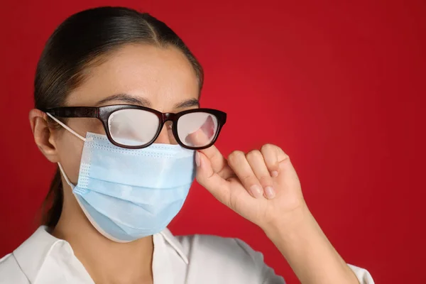 Kırmızı Arka Planda Tıbbi Maske Taktığı Için Silik Gözlük Takan — Stok fotoğraf