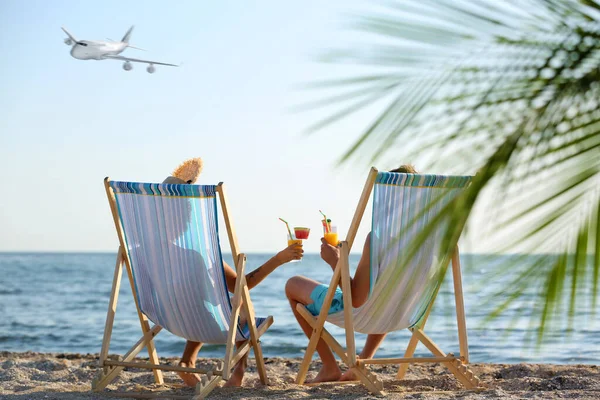 Pareja Joven Con Cócteles Costa Avión Cielo Vacaciones Verano —  Fotos de Stock