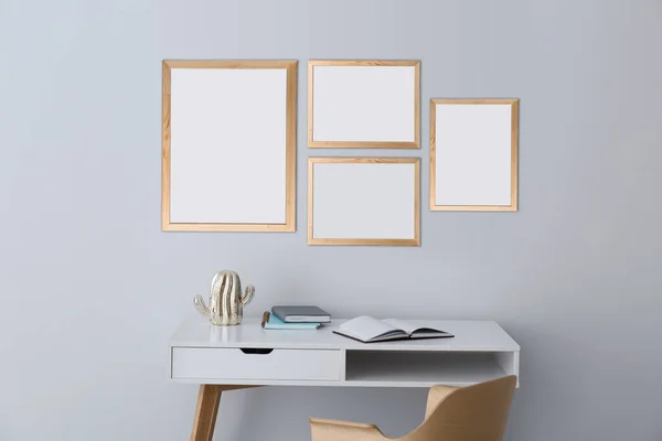 Tafel Stoel Bij Lichtgrijze Wand Met Lege Posters Mockup Voor — Stockfoto